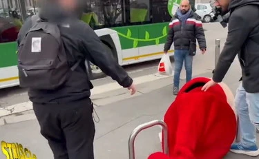 Striscia la Notizia, il Gabibbo pestato a Milano: chi lo ha aggredito