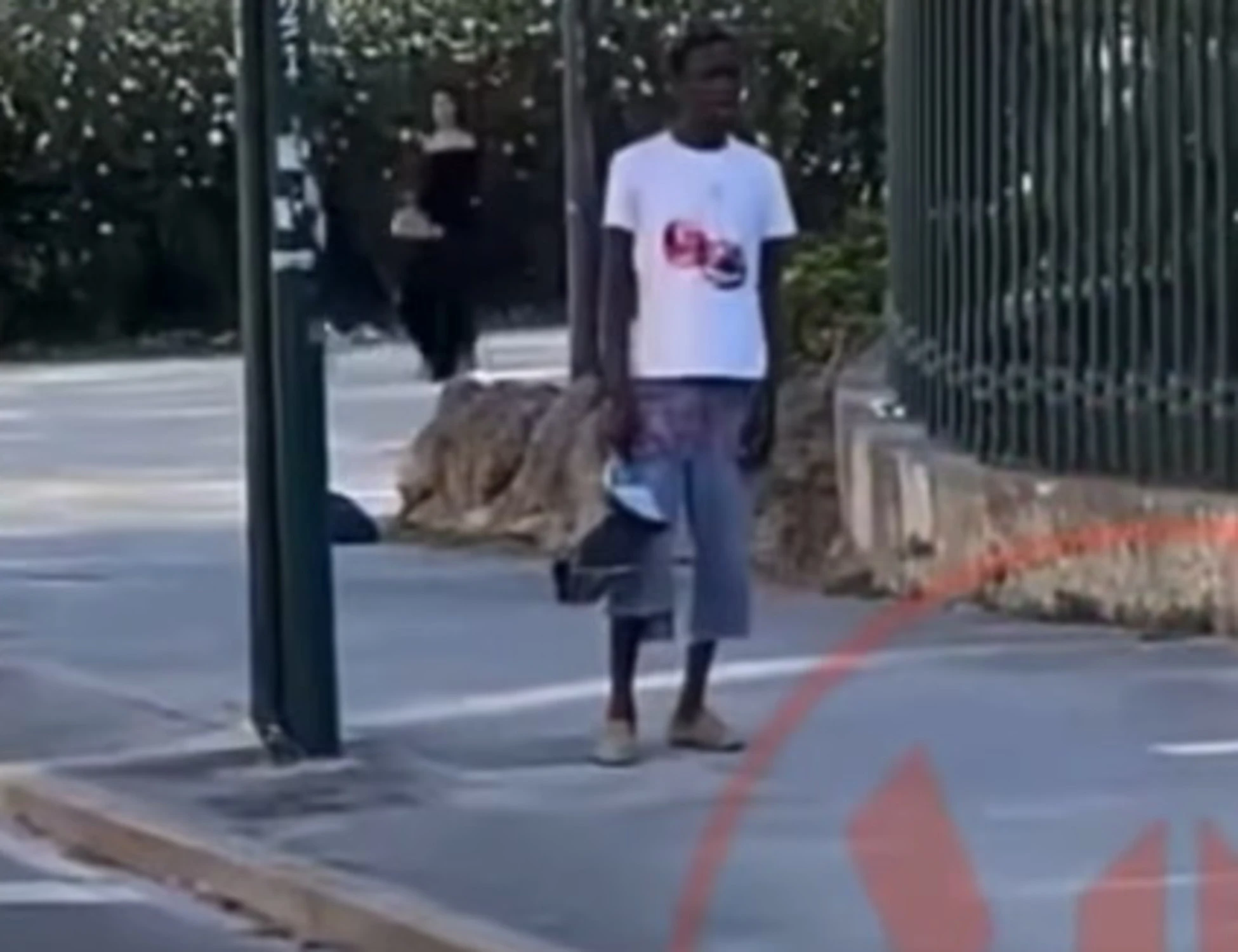 Milano, immigrato fuori controllo minaccia i passanti con un pezzo di ferro: il video-choc