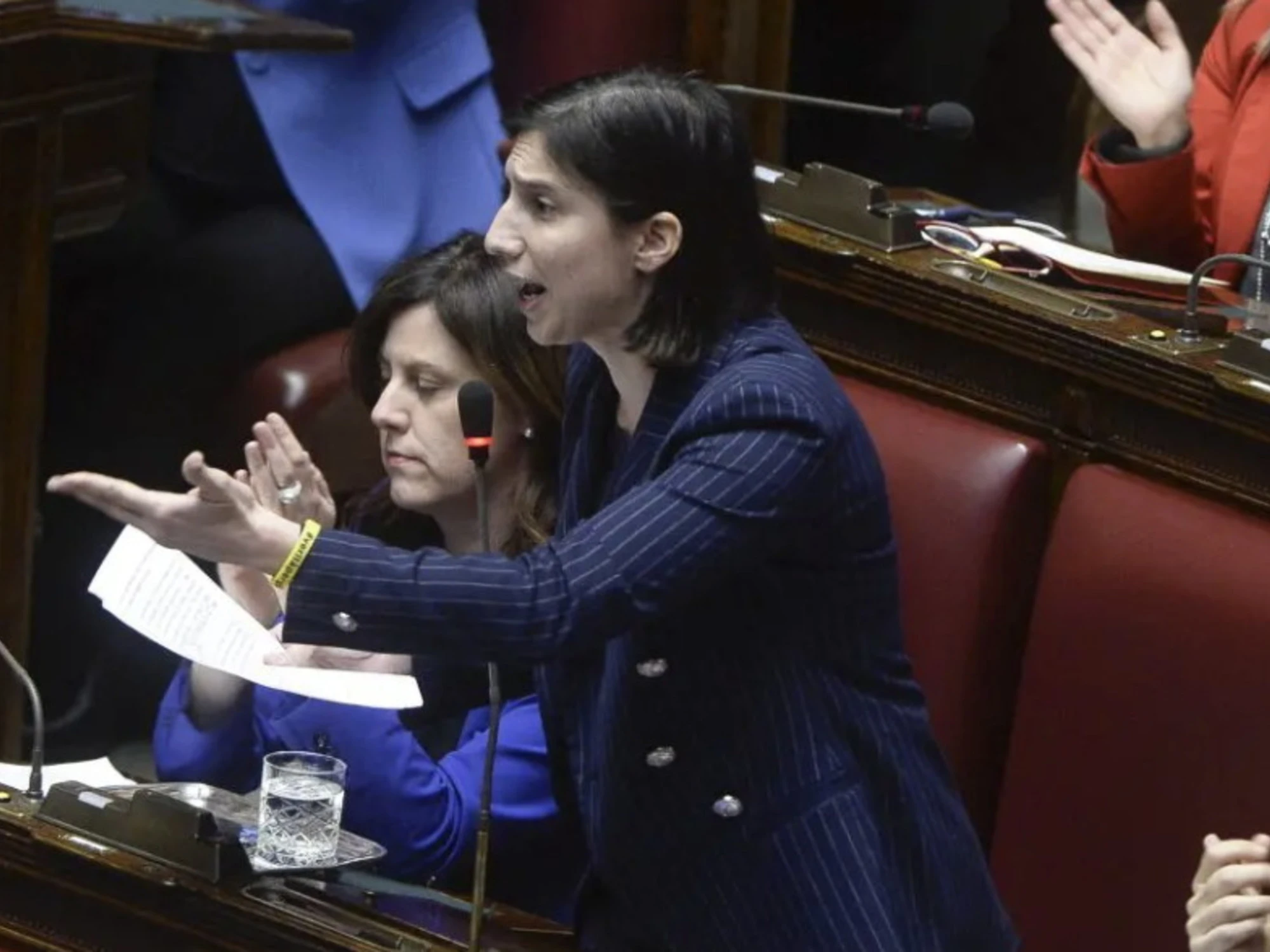 Il sondaggio che azzera la sinistra, numeri clamorosi tra Pd e 5s: "Sì all'uso della forza"