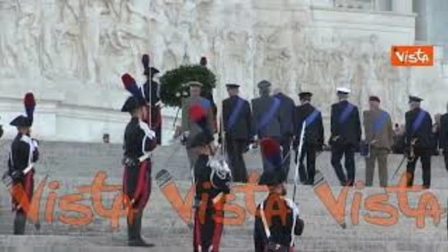 Giornata ricordo caduti militari, il Ministro Crosetto rende omaggio al Milite Ignoto al Vittoriano