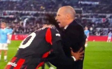 Milan, lo scontro tra Leao e Allegri: "Lasciami su", finisce a calci