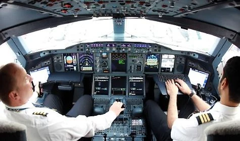 Piloti d'aereo, tutti i segreti nella cabina: che fanno (alcune cose fanno paura)
