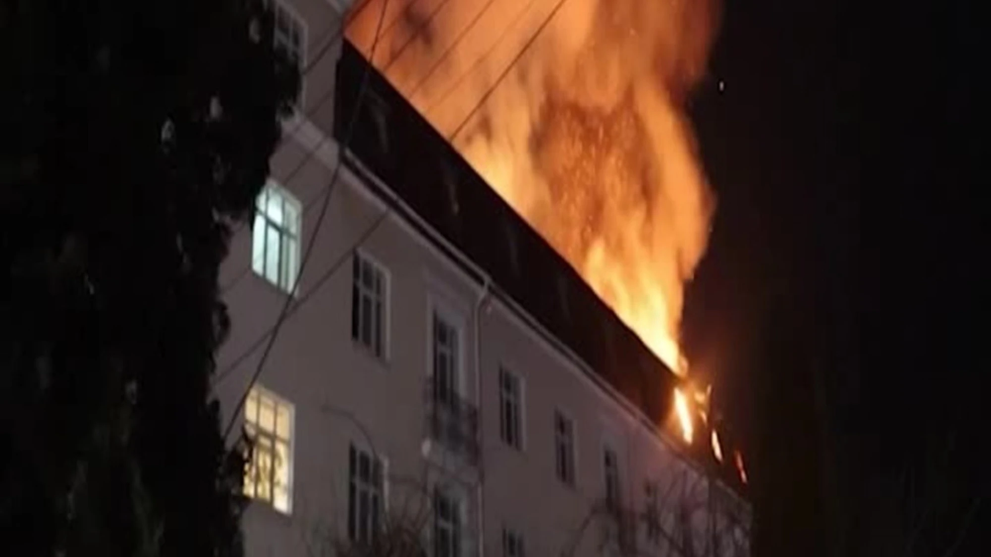 Ucraina, droni russi colpiscono hotel a Sumy: edificio in fiamme e 50 evacuati