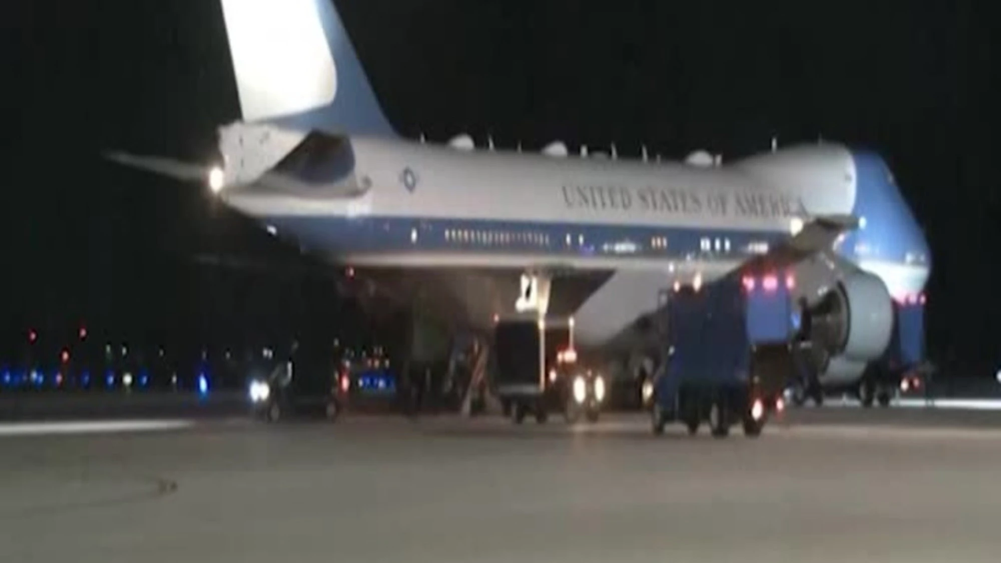 Problema elettrico, Air Force One con Trump diretto a Davos rientra