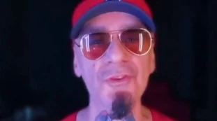 J-Ax, orrore no-vax contro il cantante: "A mia moglie è successo", la frase costa proiettili e minacce di morte
