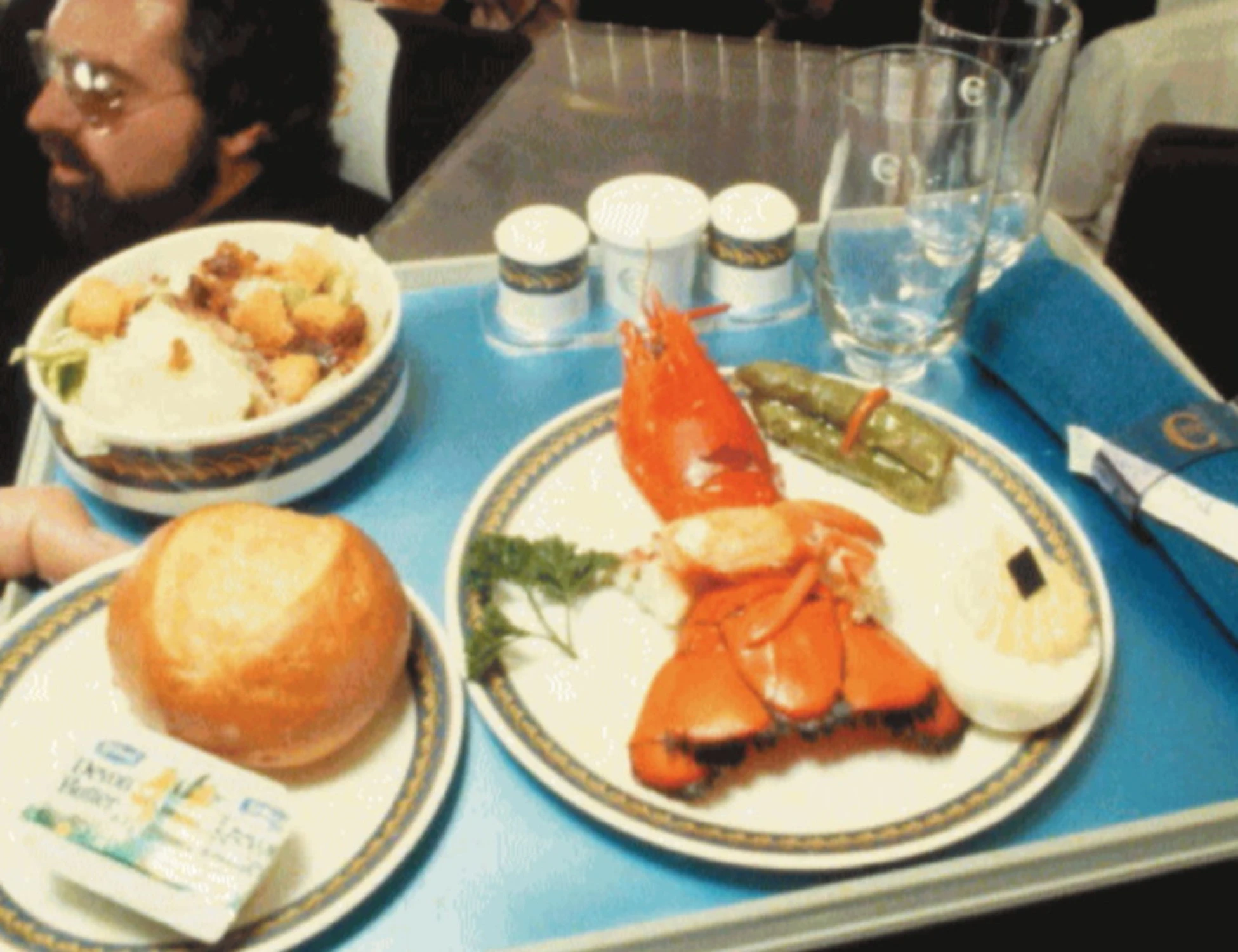 Ecco come vengono preparati i pasti che mangiamo in aereo