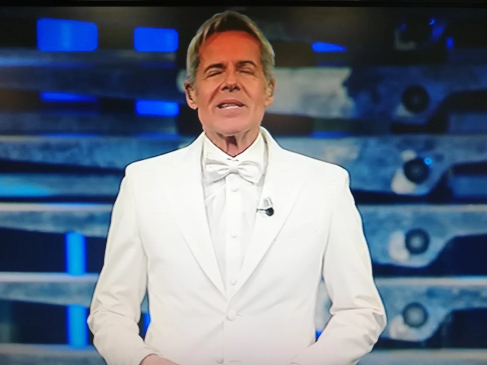 Saremo 2019, Claudio Baglioni subito massacrato: sale sul palco conciato così, la scelta incredibile