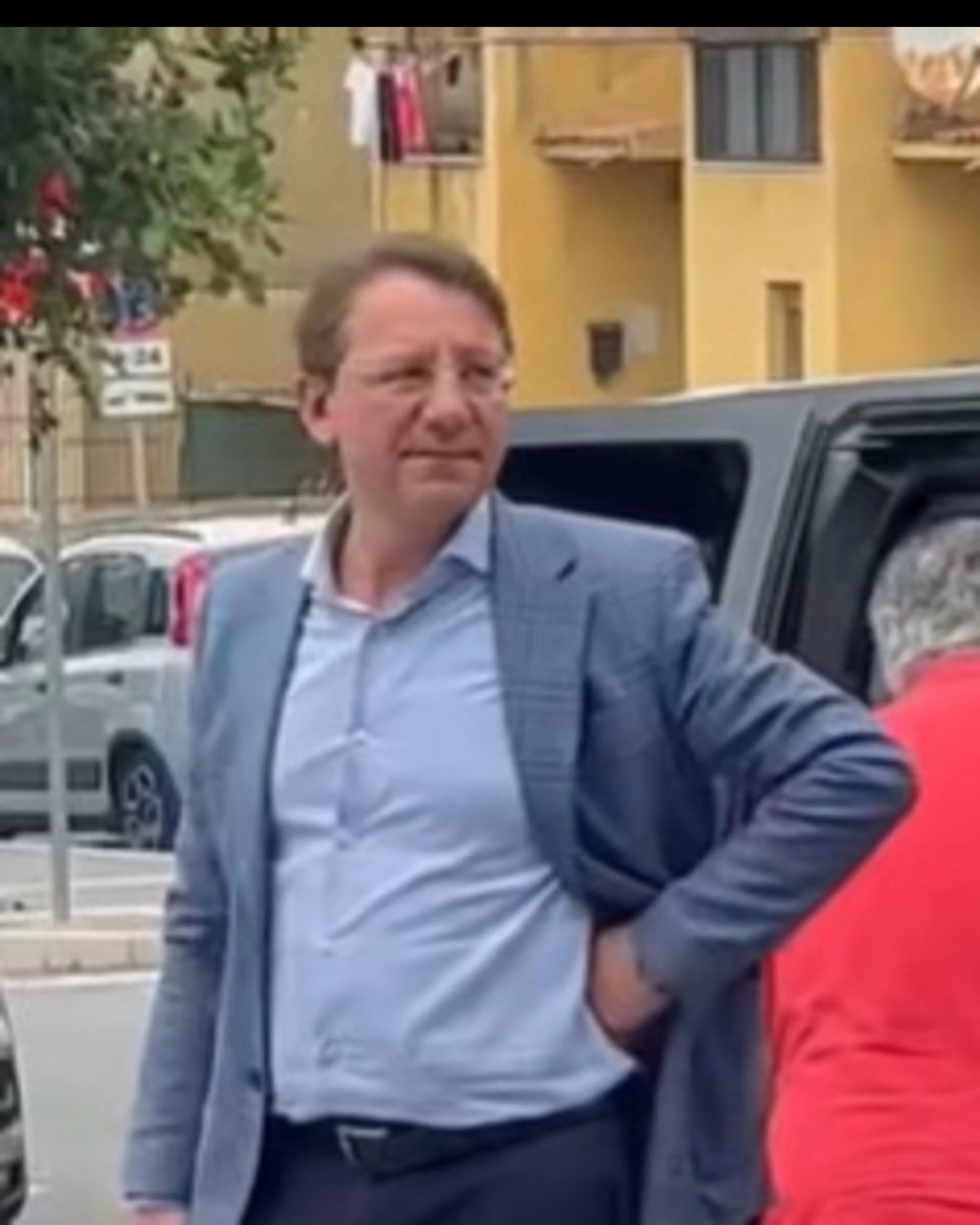 Pasquale Tridico viene scaricato al mercato: una scena desolante