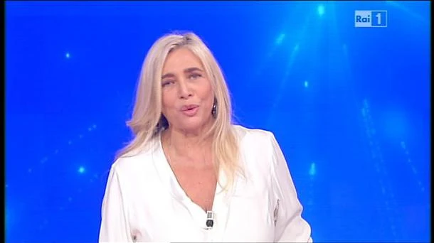 Domenica In, trionfo sovranista da Mara Venier a poche ore da Fazio e Macron: clamoroso, cosa va in onda