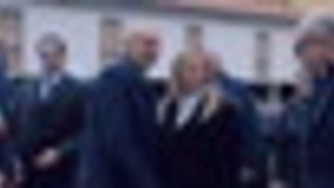 Bossi, arrivata Meloni a Pontida: applausi ma anche il coro "Secessione"