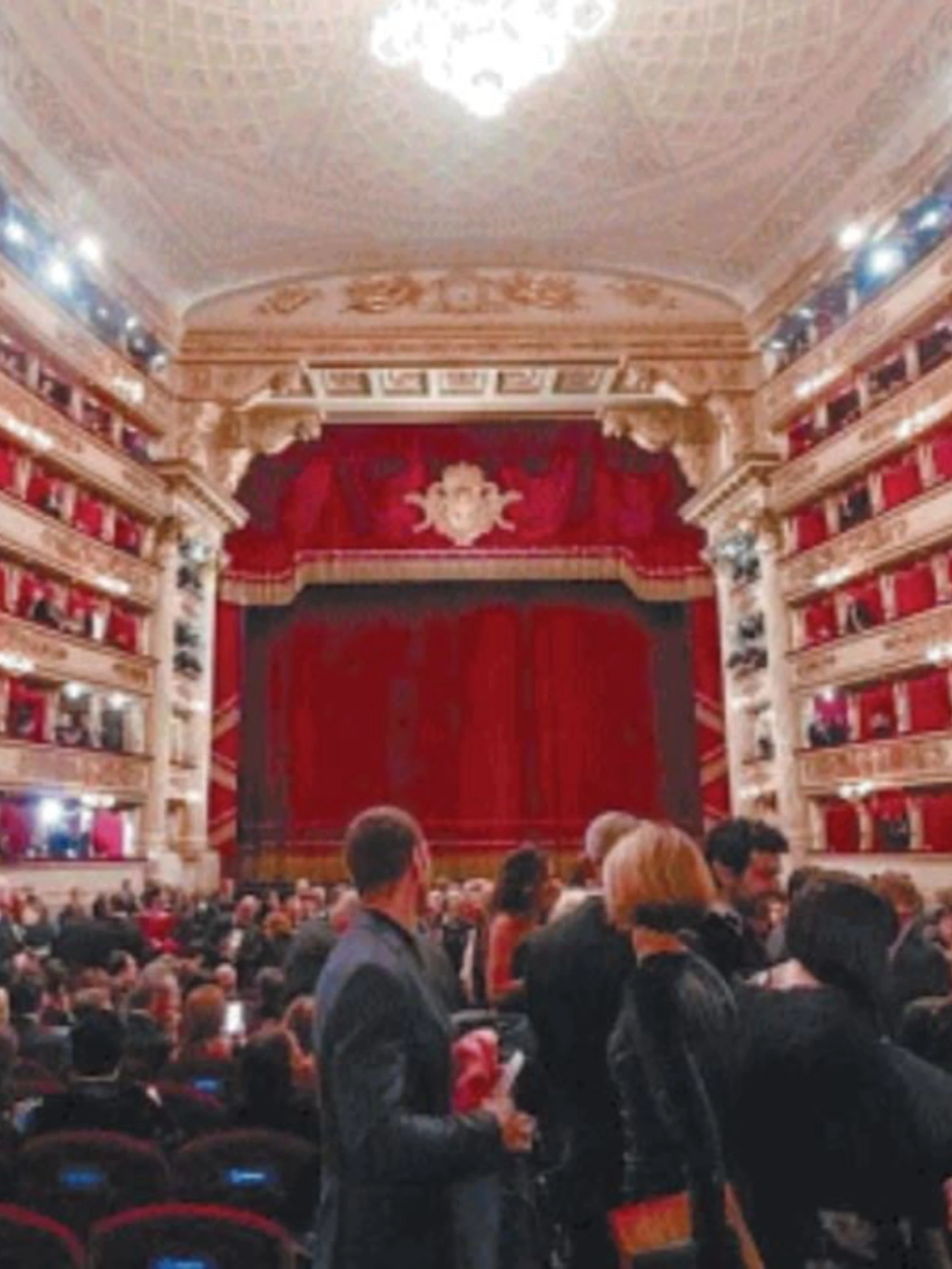 Alla Scala in infradito e canotta? Il teatro fa bene a dire "basta"