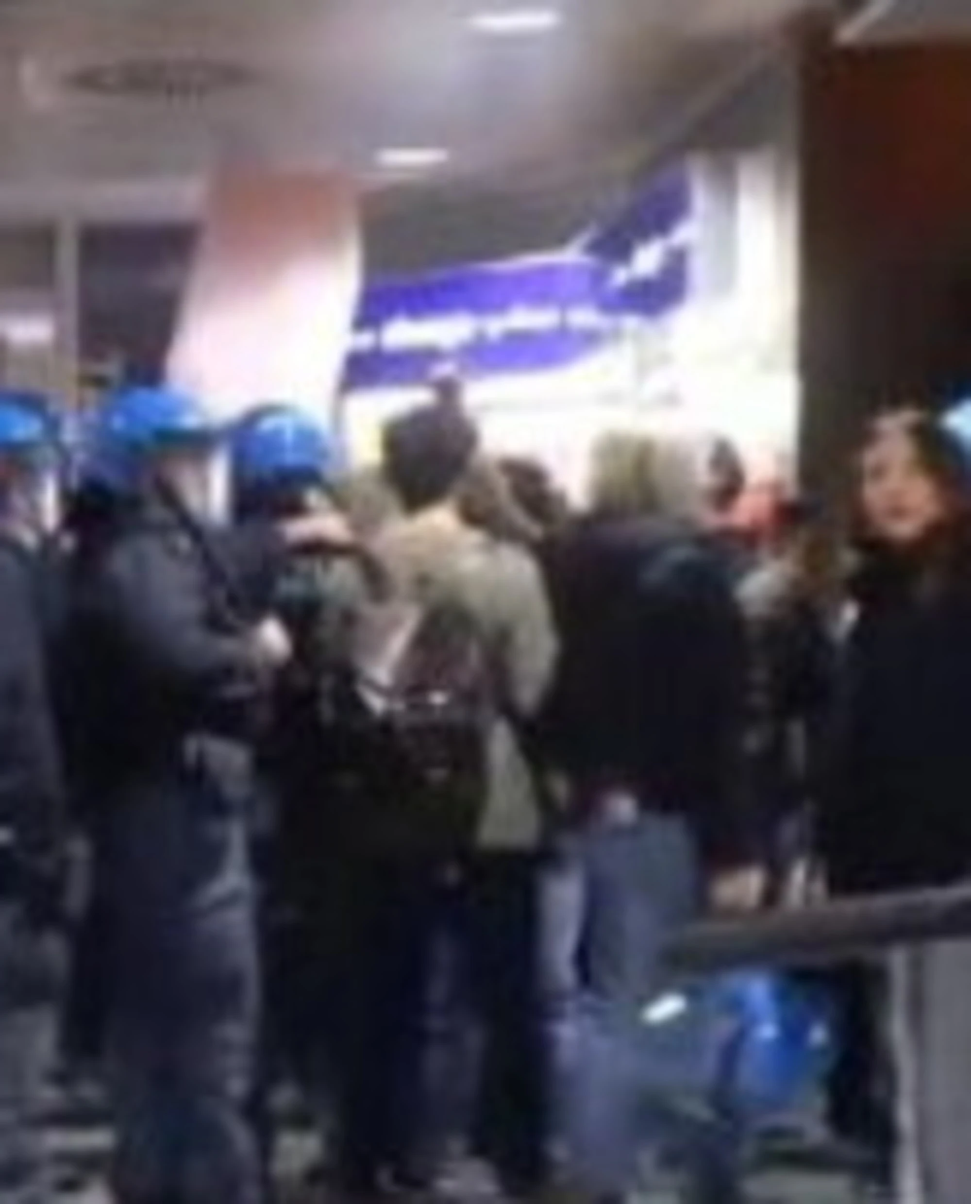 Firenze, il corteo per la Gkn occupa l'aeroporto: scontri con la Polizia