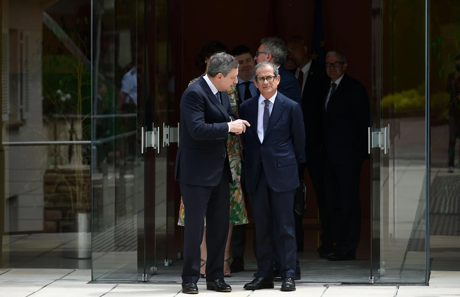 Ecofin, Mario Draghi umilia pubblicamente Giovanni Tria: mandano a casa il governo