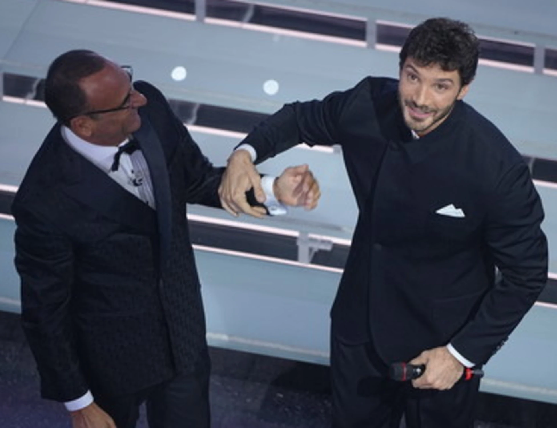 Sanremo, tra Conti e De Martino un passaggio di testimone in diretta