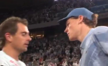 Jannik Sinner spiazza Parigi: "Vi invio una foto a lavoro finito"