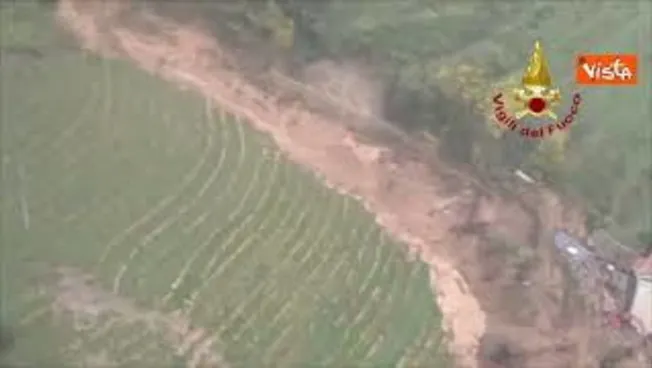 Maltempo Gorizia, frana travolge tre case a Cormons. Le impressionanti immagini dall'alto