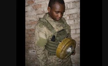 Africano legato a una mina dai russi, come lo costringono a morire: video-choc