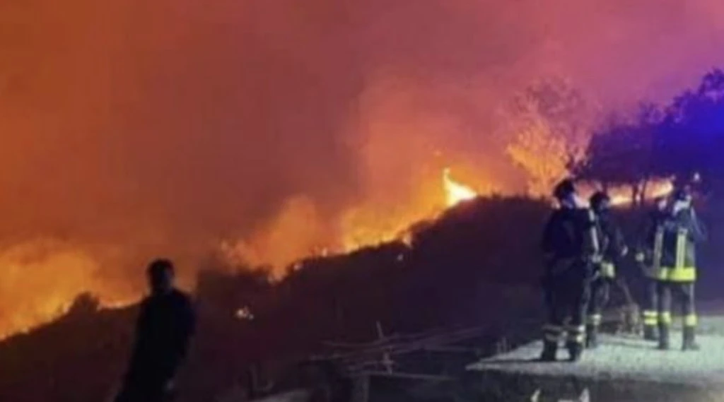 Calabria, "emergenza catastrofica": incendi fuori controllo, a rischio pure i centri abitati