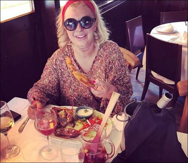 Uomini e Donne, Tina Cipollari dopo la prova della bilancia ironizza: "Per me ci vuole l'XL...minimo!"