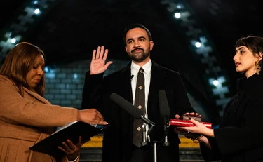 Mamdani giura sul Corano nella metro È il primo sindaco di New York a farlo