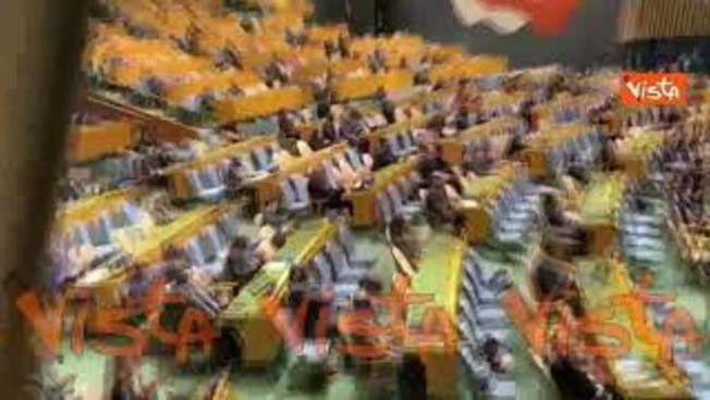 Applauso per Zelensky al termine del suo intervento all'Assemblea Generale delll'Onu
