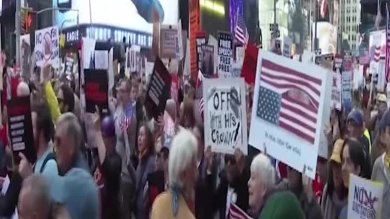Usa, la protesta No Kings invade le strade di New York e San Francisco: le immagini