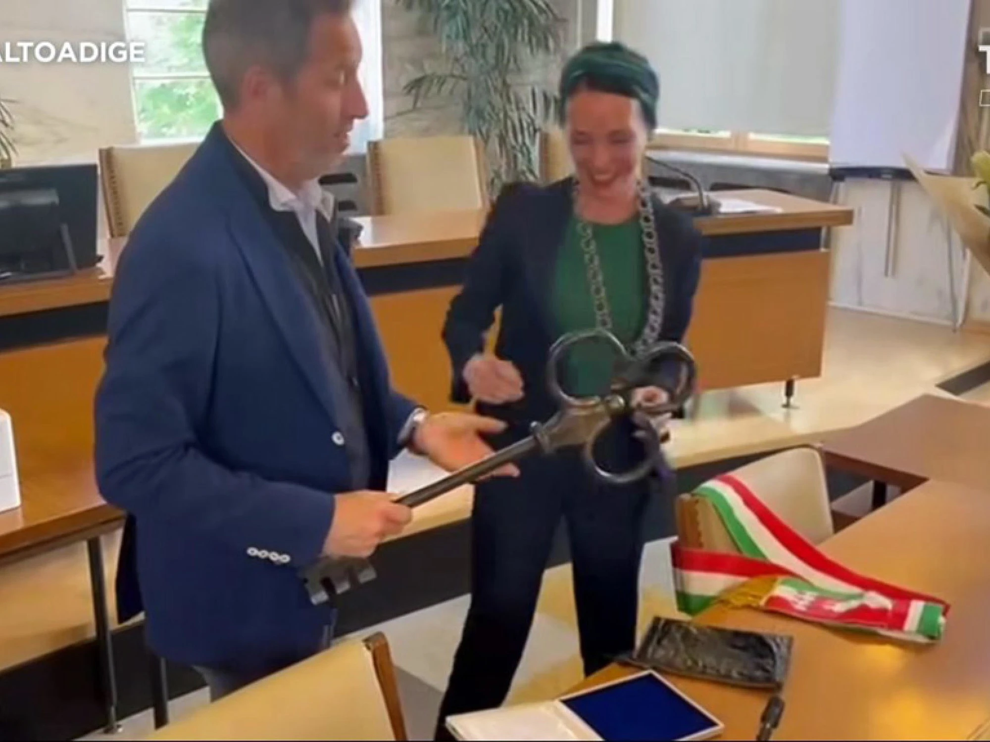 Katharina Zeller, dopo lo sfregio al tricolore accusa la destra
