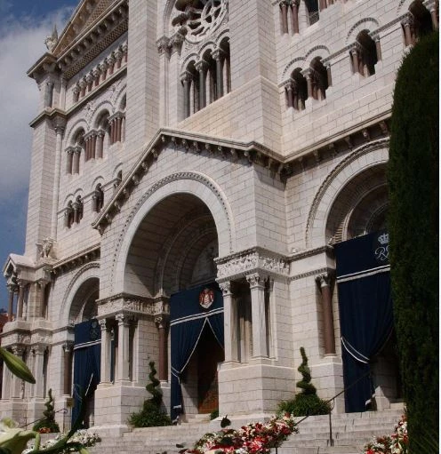 Montecarlo, sacrestano ruba le offerte. Roba da 40mila euro al mese