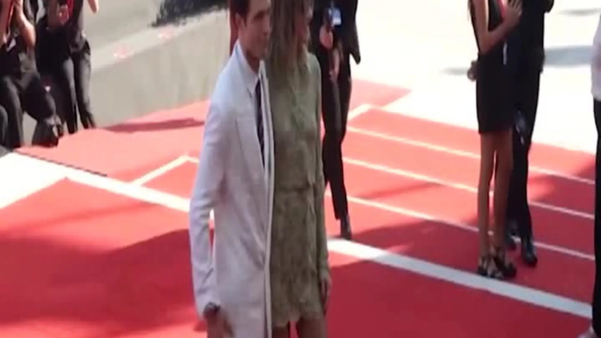 Mostra del Cinema di Venezia, Robert Pattinson e la compagna Suki Waterhouse sul red carpet