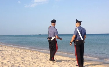 Forte dei Marmi, violenta lite tra stranieri in spiaggia: 30enne sedato e portato via dagli agenti
