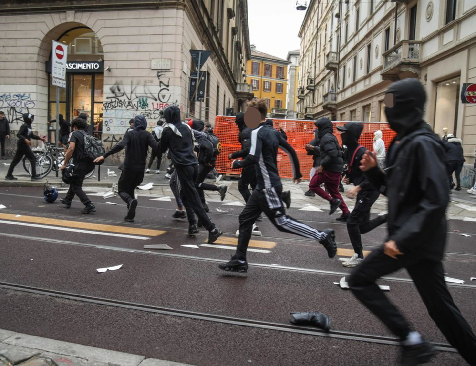 Milano, chi è "l'avvocata rossa" contro i poliziotti: vuole far liberare i maranza