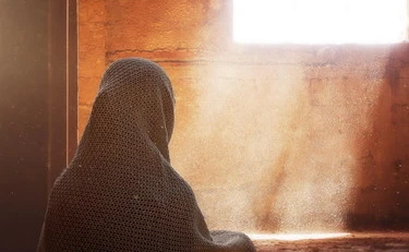 ISLAM RADICALE IN INGHILTERRA: QUANDO LA RELIGIONE DIVENTA UNA PRIGIONE PER LE DONNE