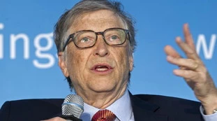 Coronavirus, le profezie di Bill Gates: "La pandemia finirà nel 2022". E sui complottisti: "Mi hanno smascherato"