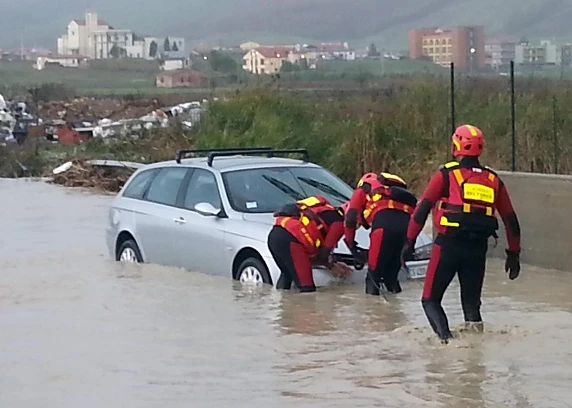 Maltempo, donna muore a PescaraIn Puglia deraglia treno, due feriti