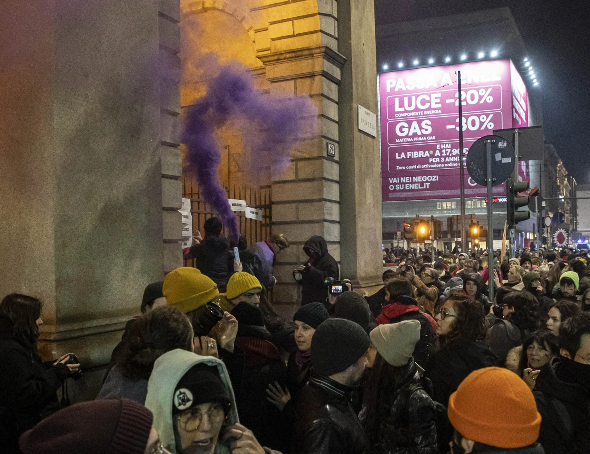Guerriglia a Milano, FdI incalza il Pd: "Associazione a delinquere, che fate?"