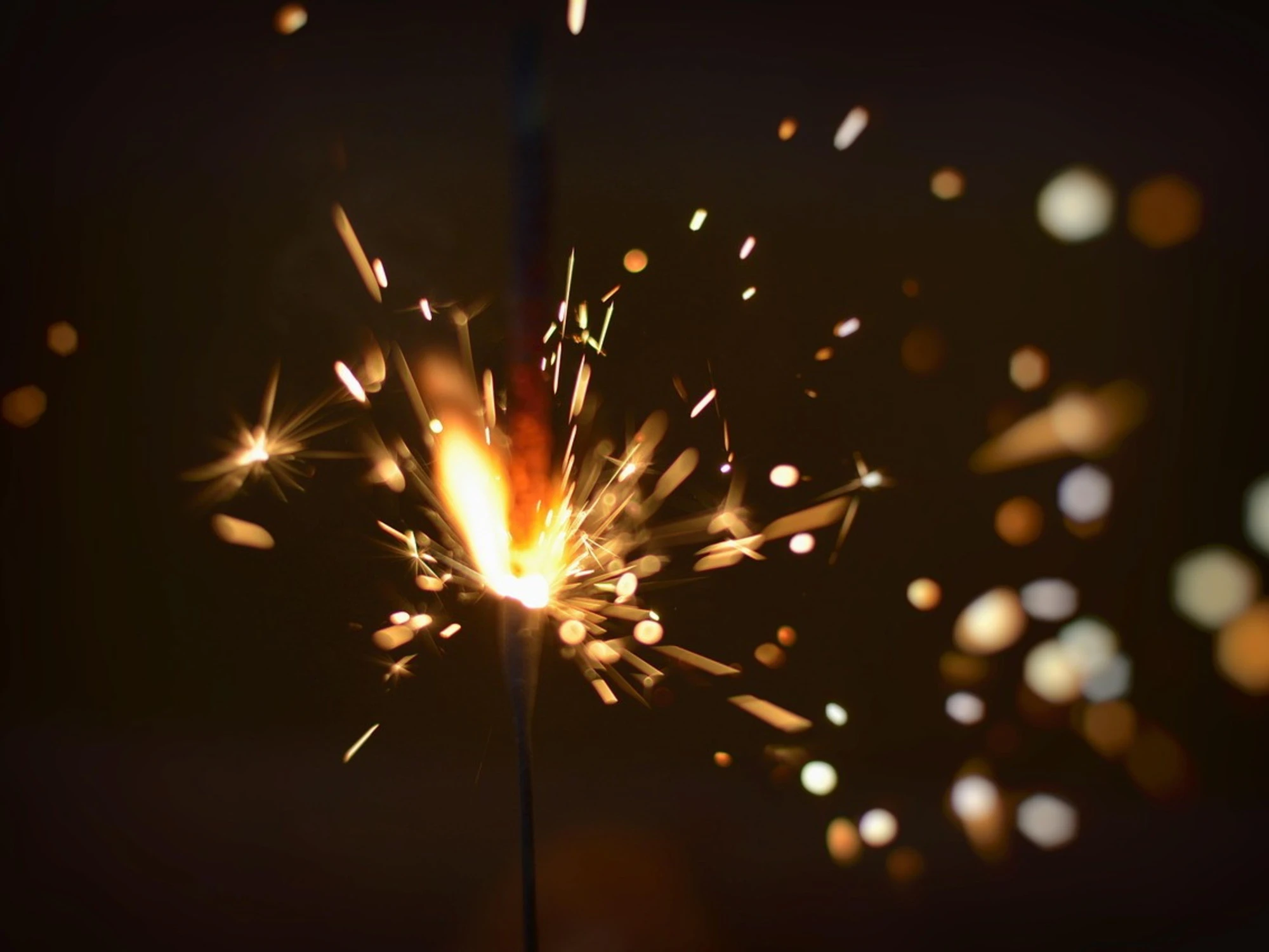 La follia di farsi male coi botti di capodanno