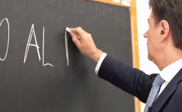 Giuseppe Conte, ignoranza a scuola: clamoroso errore di ortografia sulla lavagna
