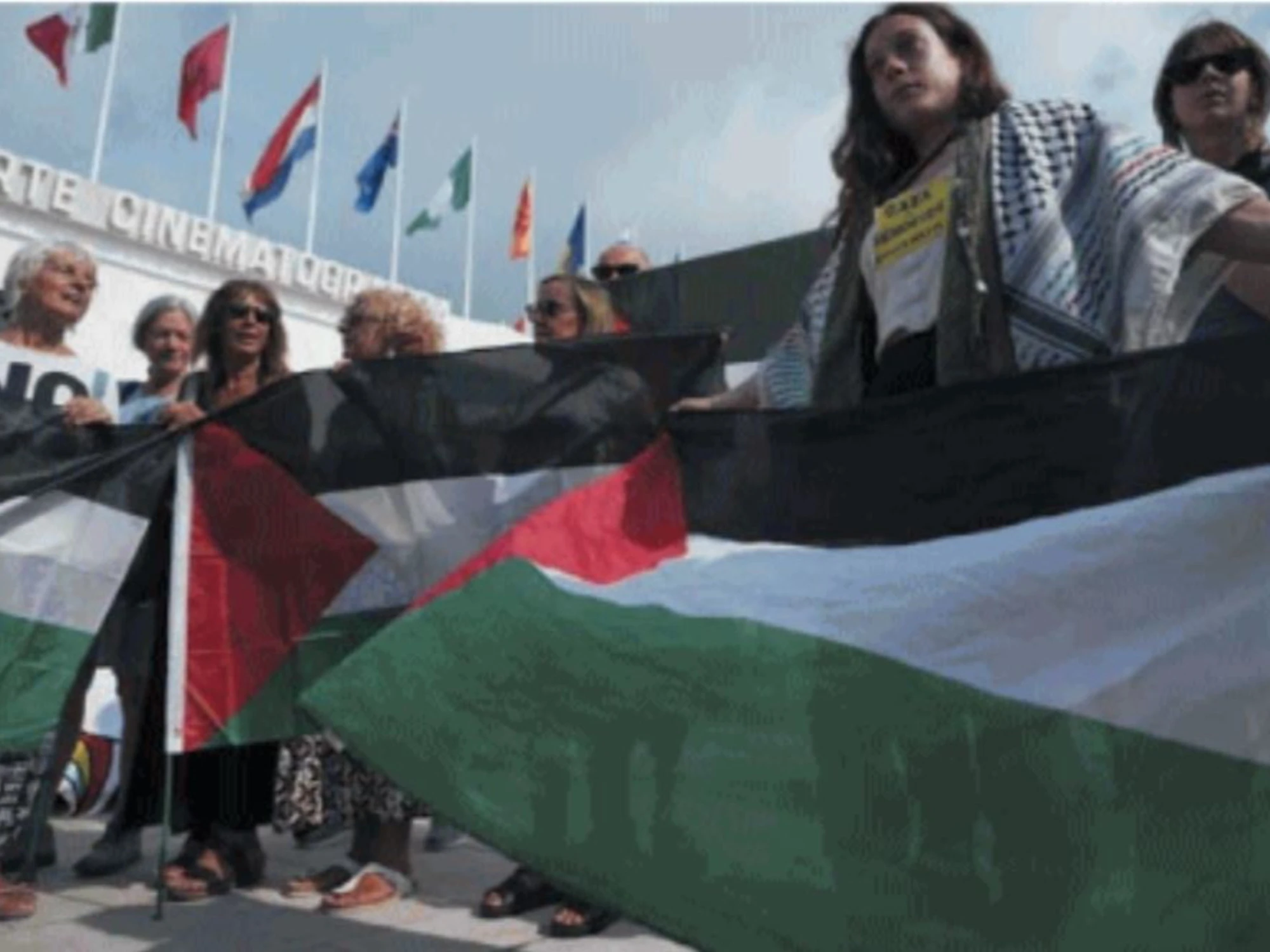 Dilemma dei vipponi: sfilare al Festival o correre da Greta