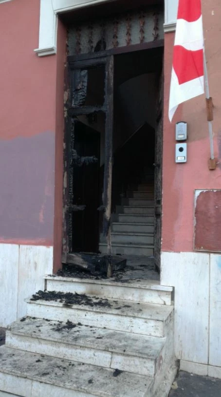 Ostia, a fuoco la porta di ingresso della sede del Pd