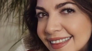 Cristina D'Avena? "Sempre lo stesso ce***": la tizia la insulta, la cantante la umilia. Risposta spettacolare, si scatena il caos