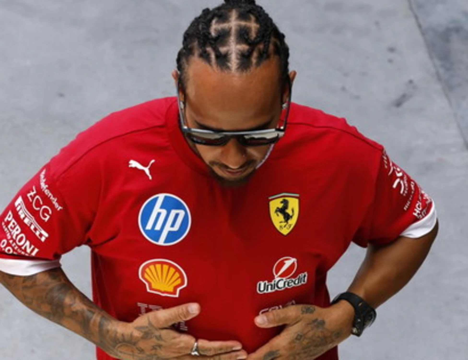 Lewis Hamilton furioso: "Ferrari, chi rema contro. Un giorno saprete tutto"
