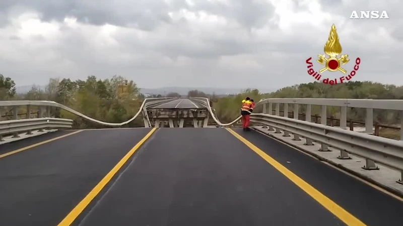 Crollo del ponte sul Trigno, continuano le ricerche dell'auto caduta