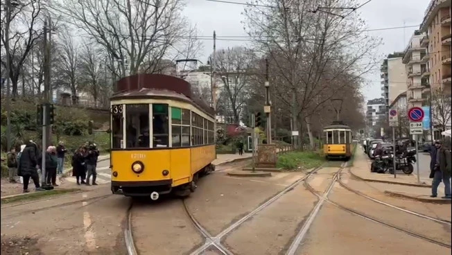 Tram deragliato a Milano, le immagini dopo la rimozione del mezzo