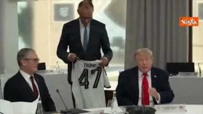 Trump riceve da Merz la maglia della nazionale di calcio tedesca con il suo nome e il numero 47