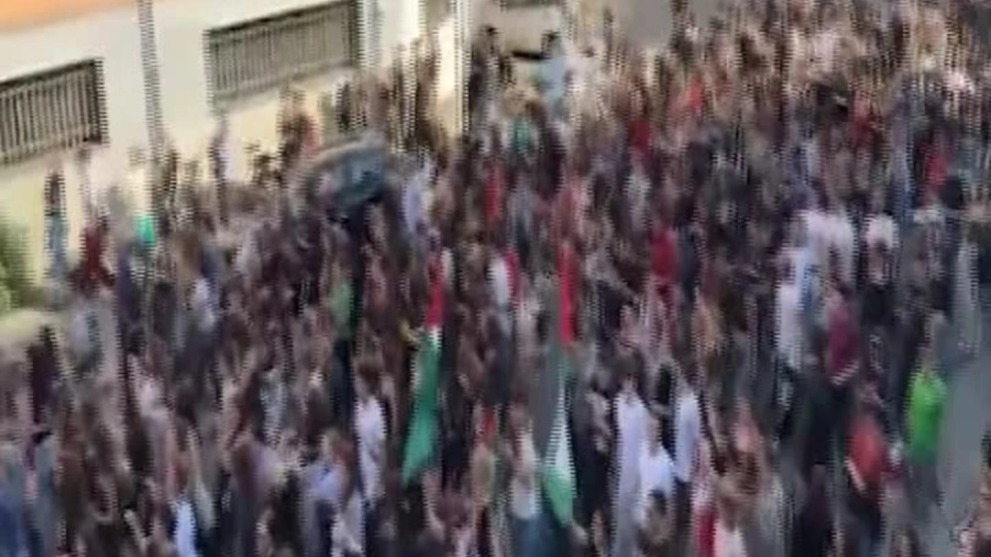 Torino, manifestanti sfilano cantando 'Bella Ciao' al corteo pro Palestina