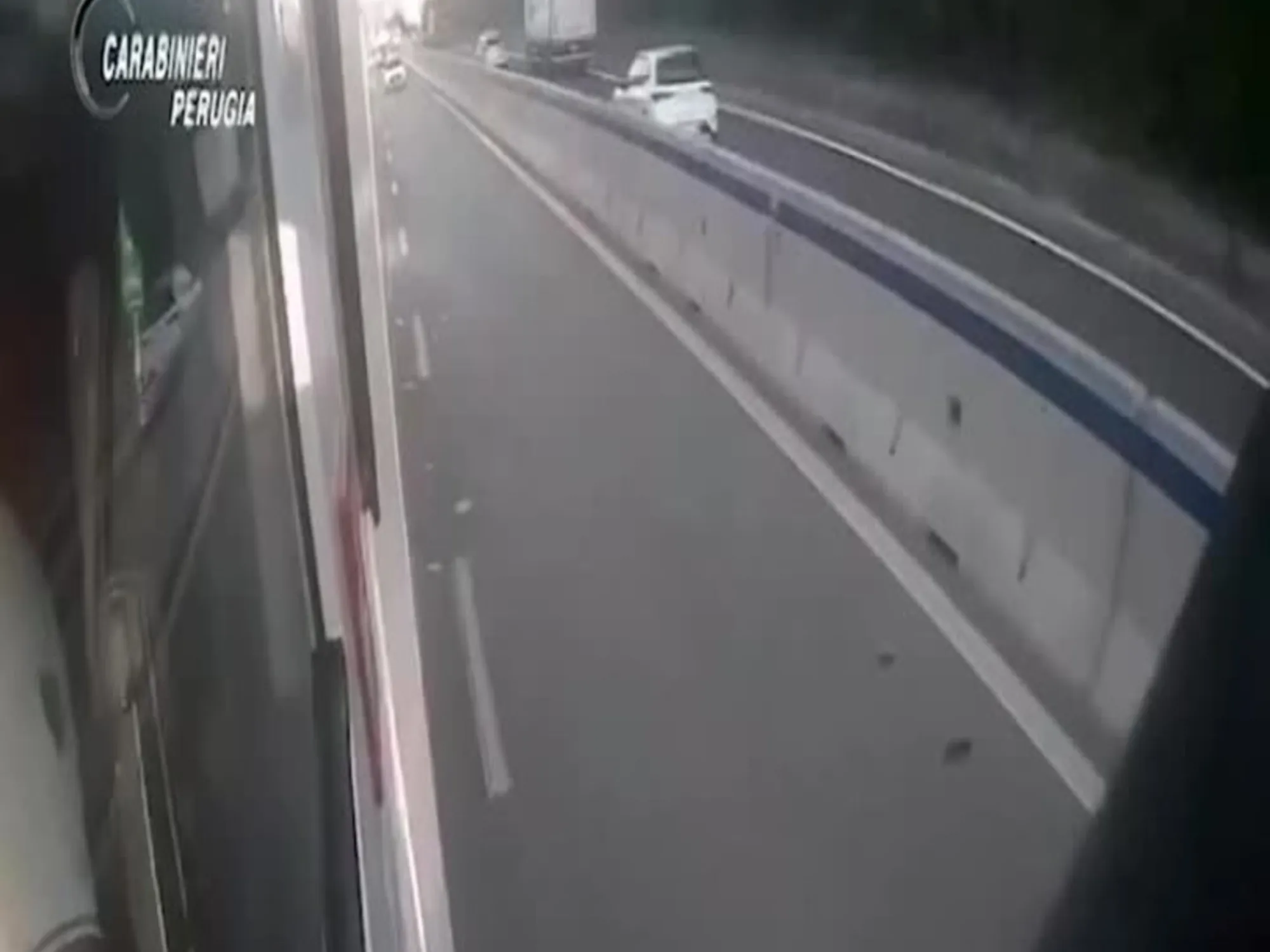 Leggi l'articolo: Col Suv rubato a tutta velocità: speronamenti e la volante, fiato sospeso sulla E45