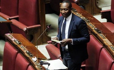 Soumahoro svolta a destra, "il tricolore": uno choc, con chi si candida