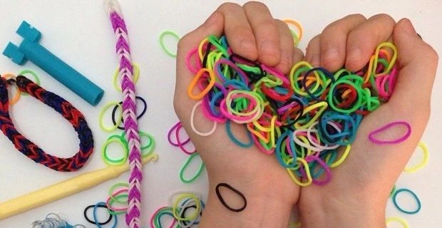 Gran Bretagna, l'allarme: "Non comprate in spiaggia i braccialetti con gli elastici. Sono cancerogeni"