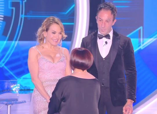 Grande fratello, Stefania Pezzopane riabbraccia Simone Coccia: "Non ci si può vergognare di amare"