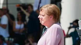 Angela Merkel trema in mondovisione: "Cos'era accaduto poco prima"